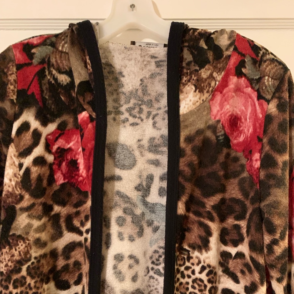 Light sweater/jacket with leopard and roses and hooded and pockets.